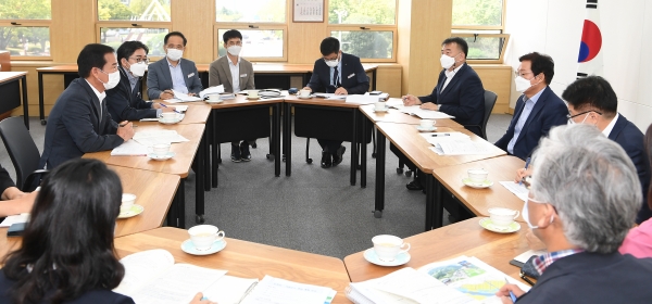 구인모 거창군수는 지난 21일 박완수 경남도지사를 예방, 지역 주요현안을 설명하고 도의 적극적인 지원과 협조를 건의했다.