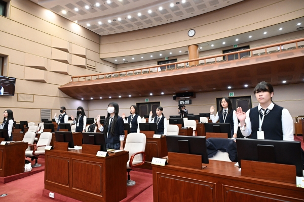 경상남도의회(의장 최학범)는 25일 도의회 본회의장에서 ‘제4회 경상남도의회 청소년 모의의회’를 개최했다.